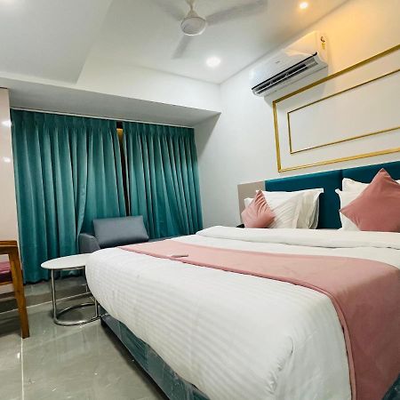 Hotel The Vital Surat Esterno foto