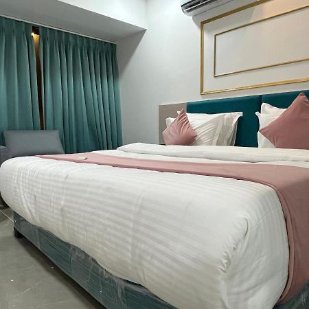 Hotel The Vital Surat Esterno foto