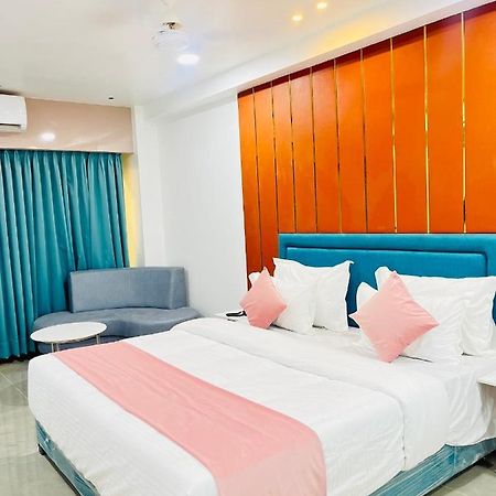 Hotel The Vital Surat Esterno foto