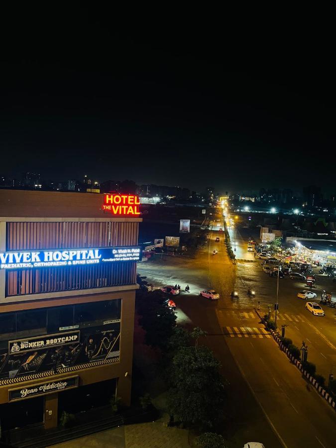 Hotel The Vital Surat Esterno foto