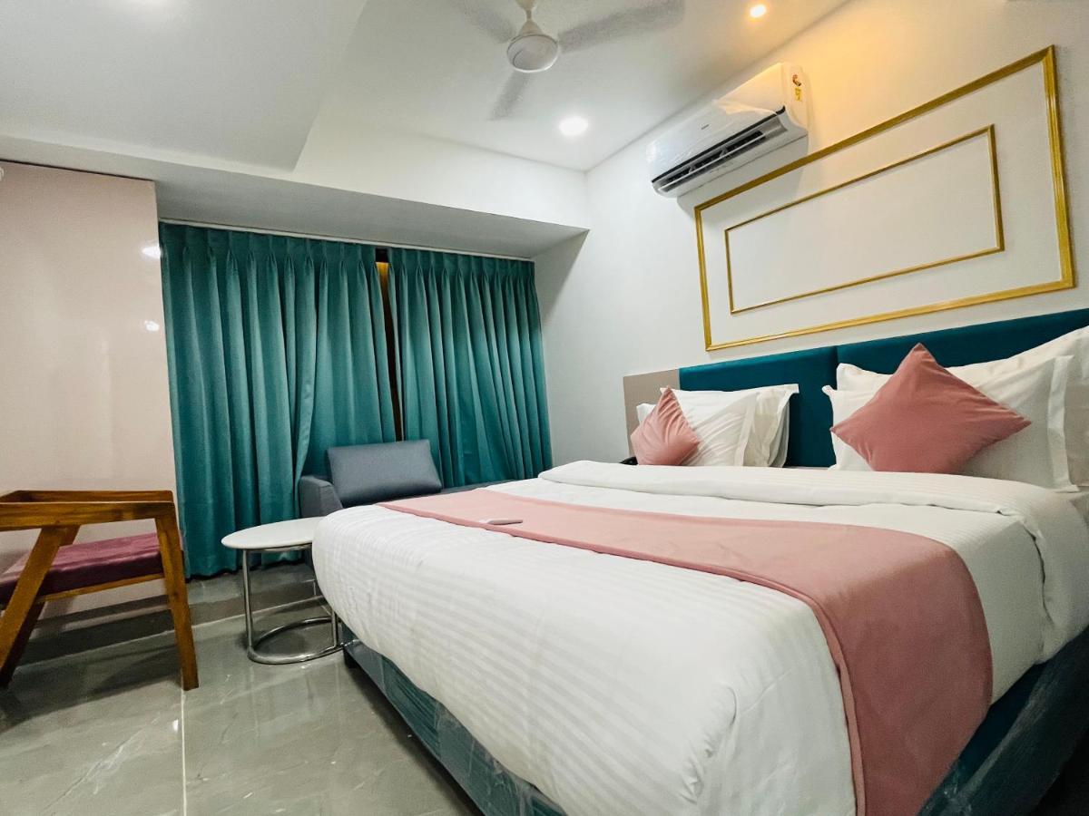 Hotel The Vital Surat Esterno foto