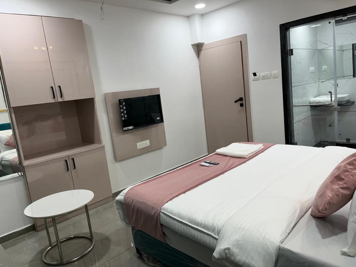 Hotel The Vital Surat Esterno foto