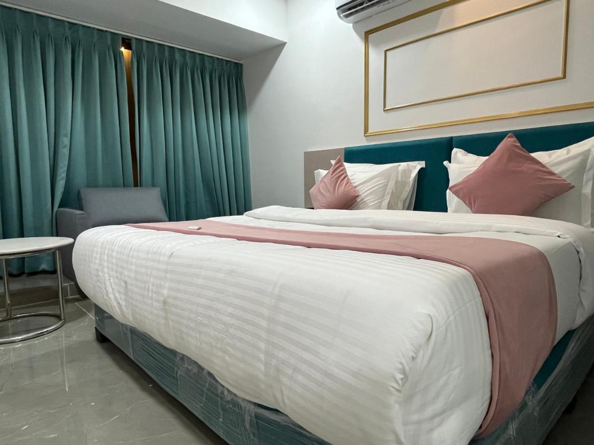 Hotel The Vital Surat Esterno foto