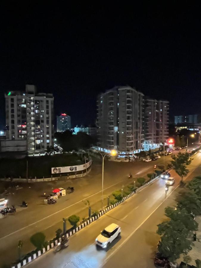 Hotel The Vital Surat Esterno foto