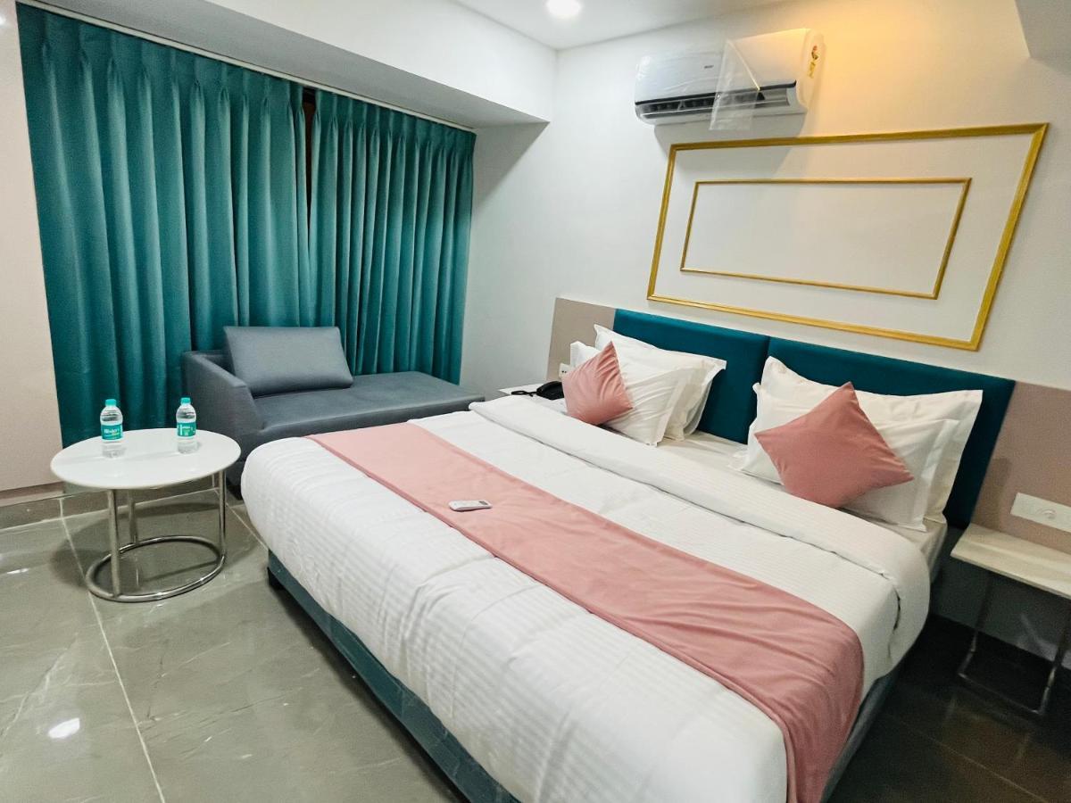 Hotel The Vital Surat Esterno foto