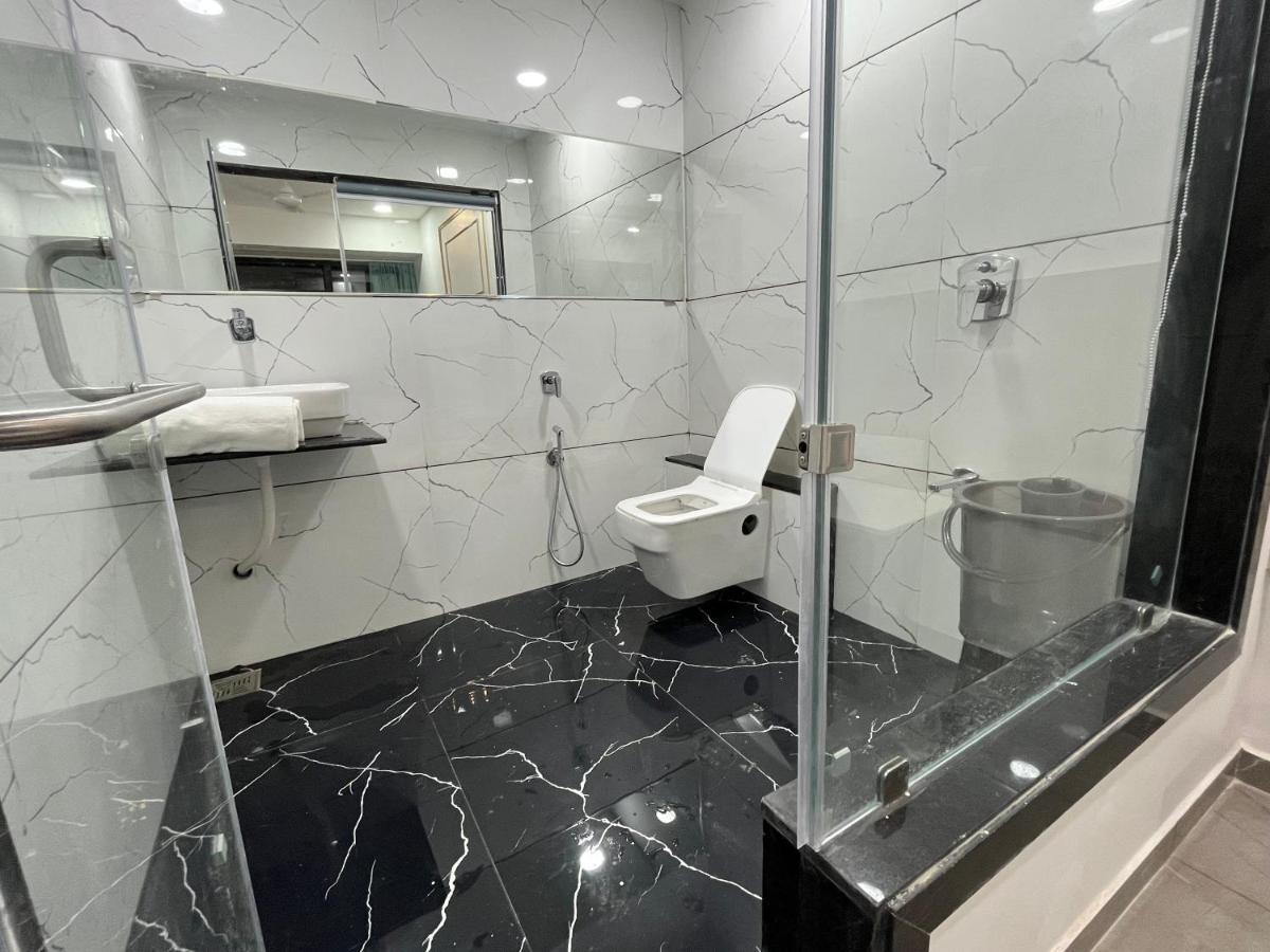 Hotel The Vital Surat Esterno foto