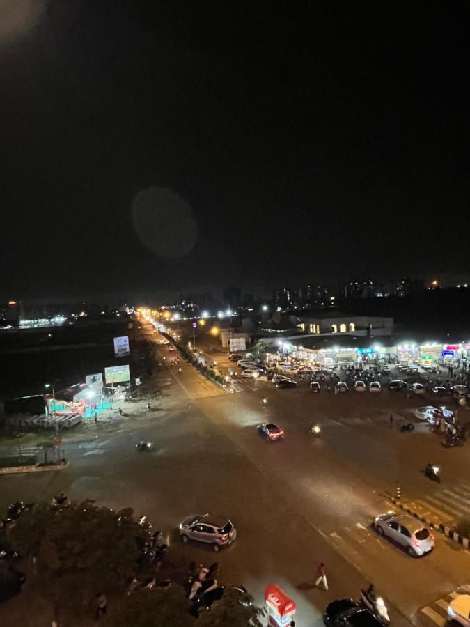 Hotel The Vital Surat Esterno foto