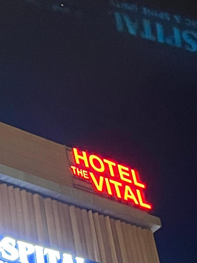 Hotel The Vital Surat Esterno foto
