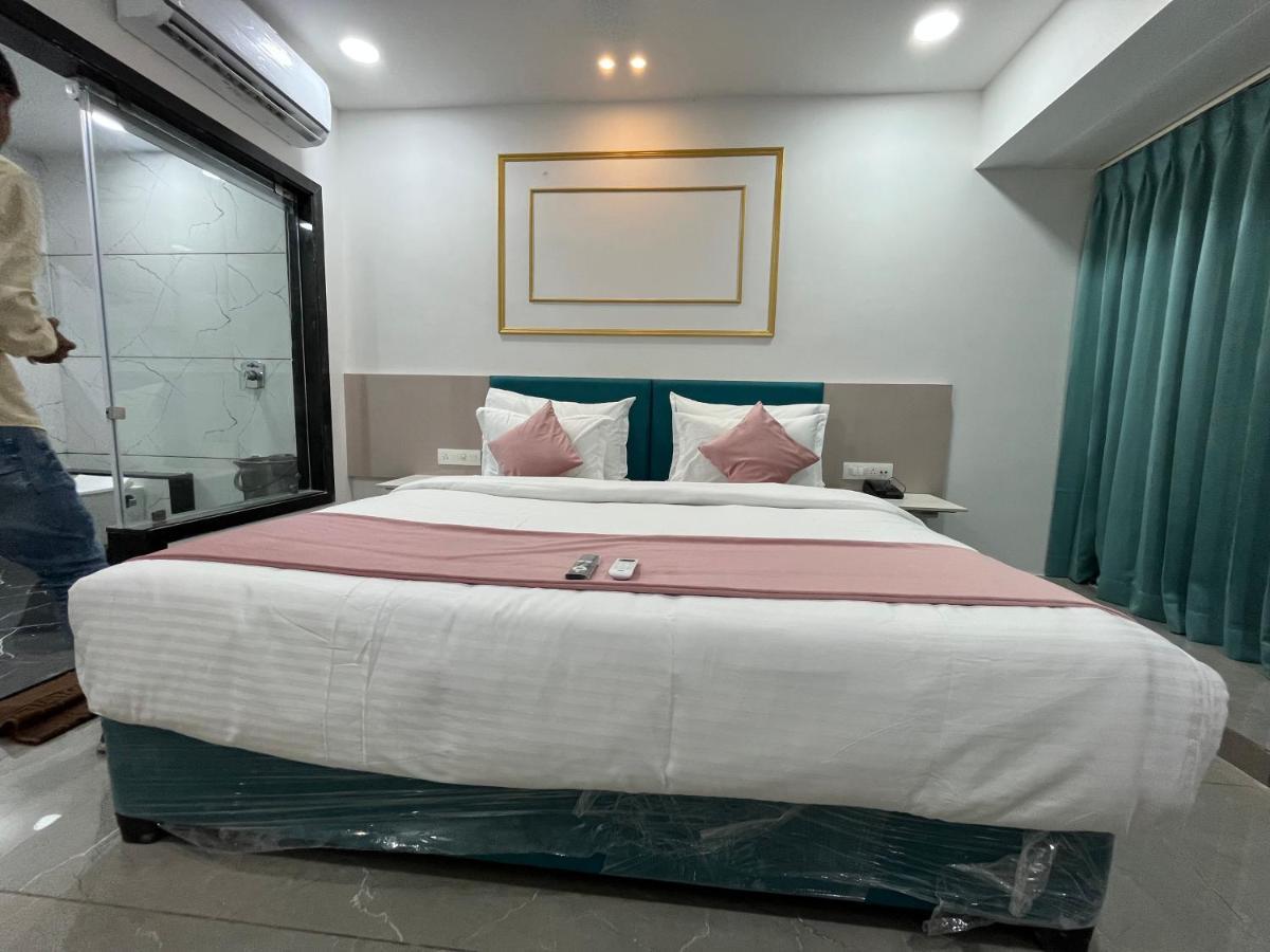 Hotel The Vital Surat Esterno foto