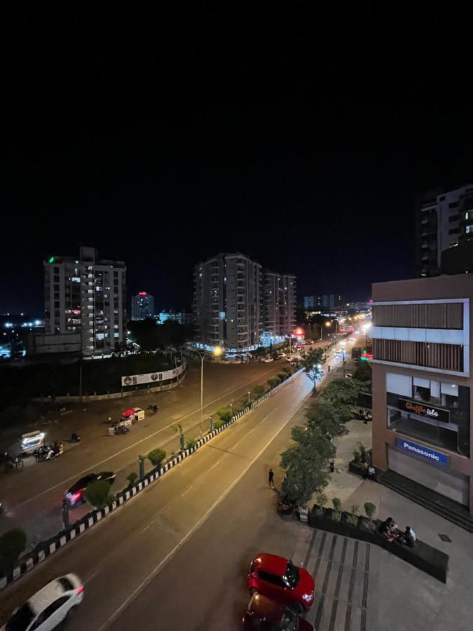 Hotel The Vital Surat Esterno foto