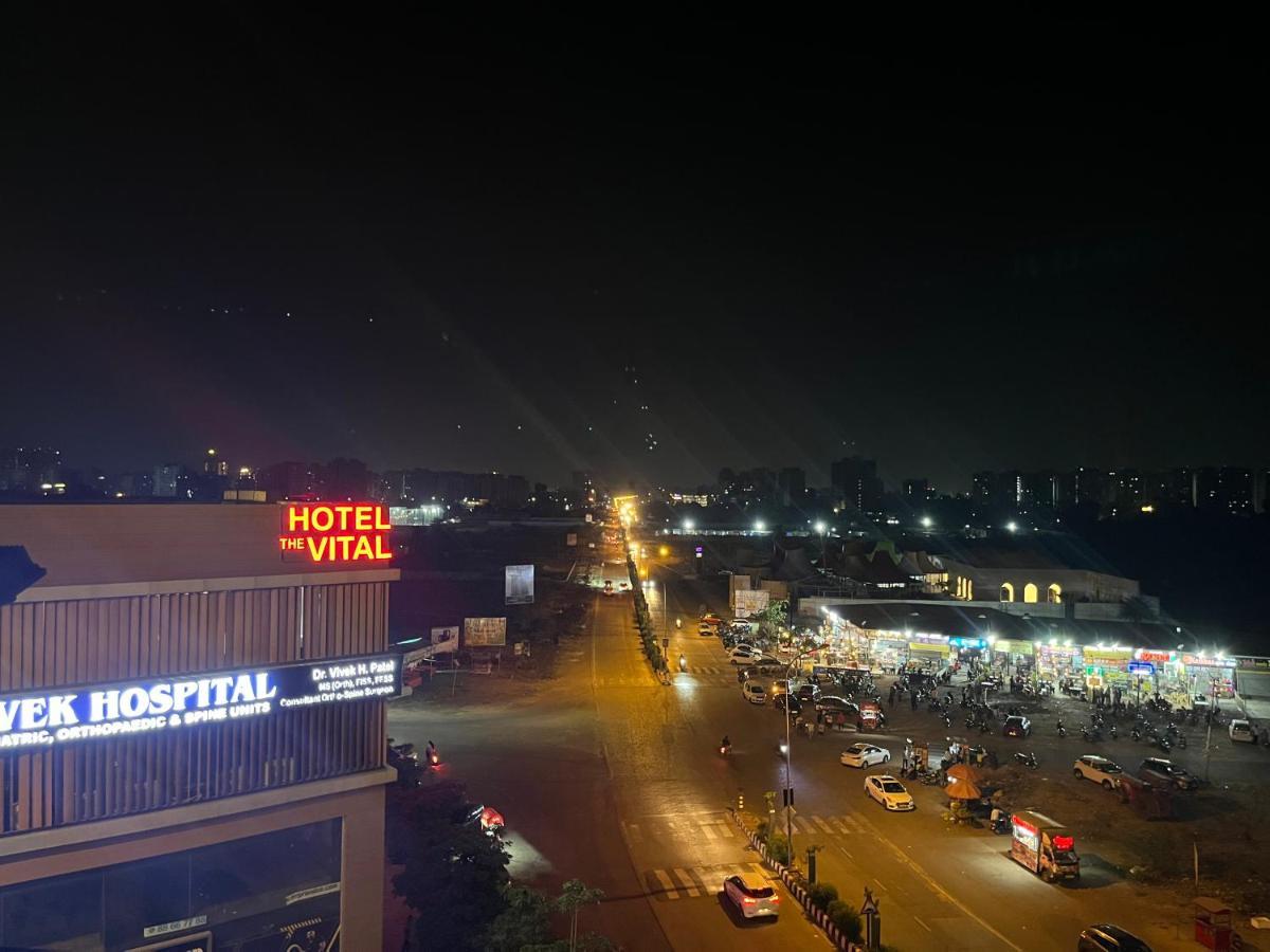 Hotel The Vital Surat Esterno foto