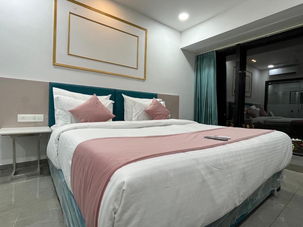 Hotel The Vital Surat Esterno foto