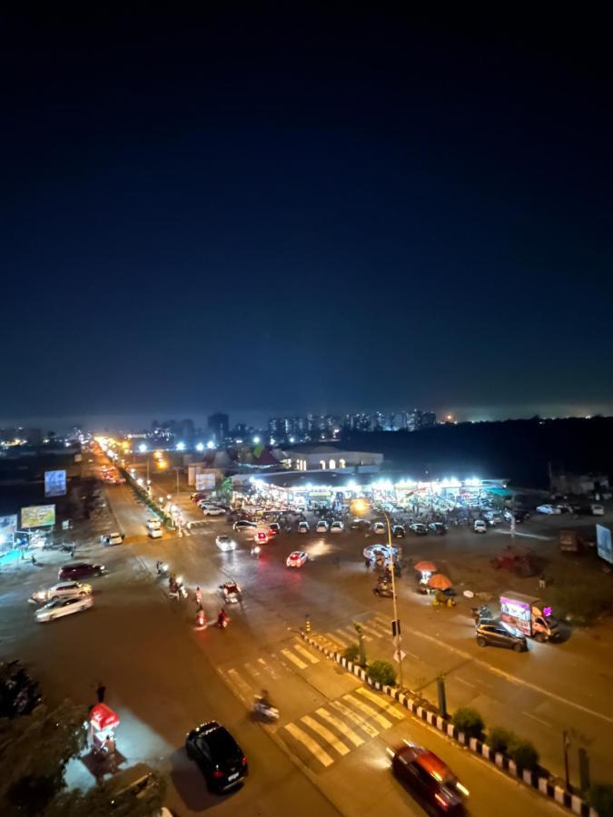 Hotel The Vital Surat Esterno foto