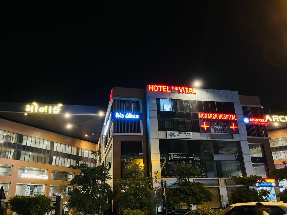 Hotel The Vital Surat Esterno foto