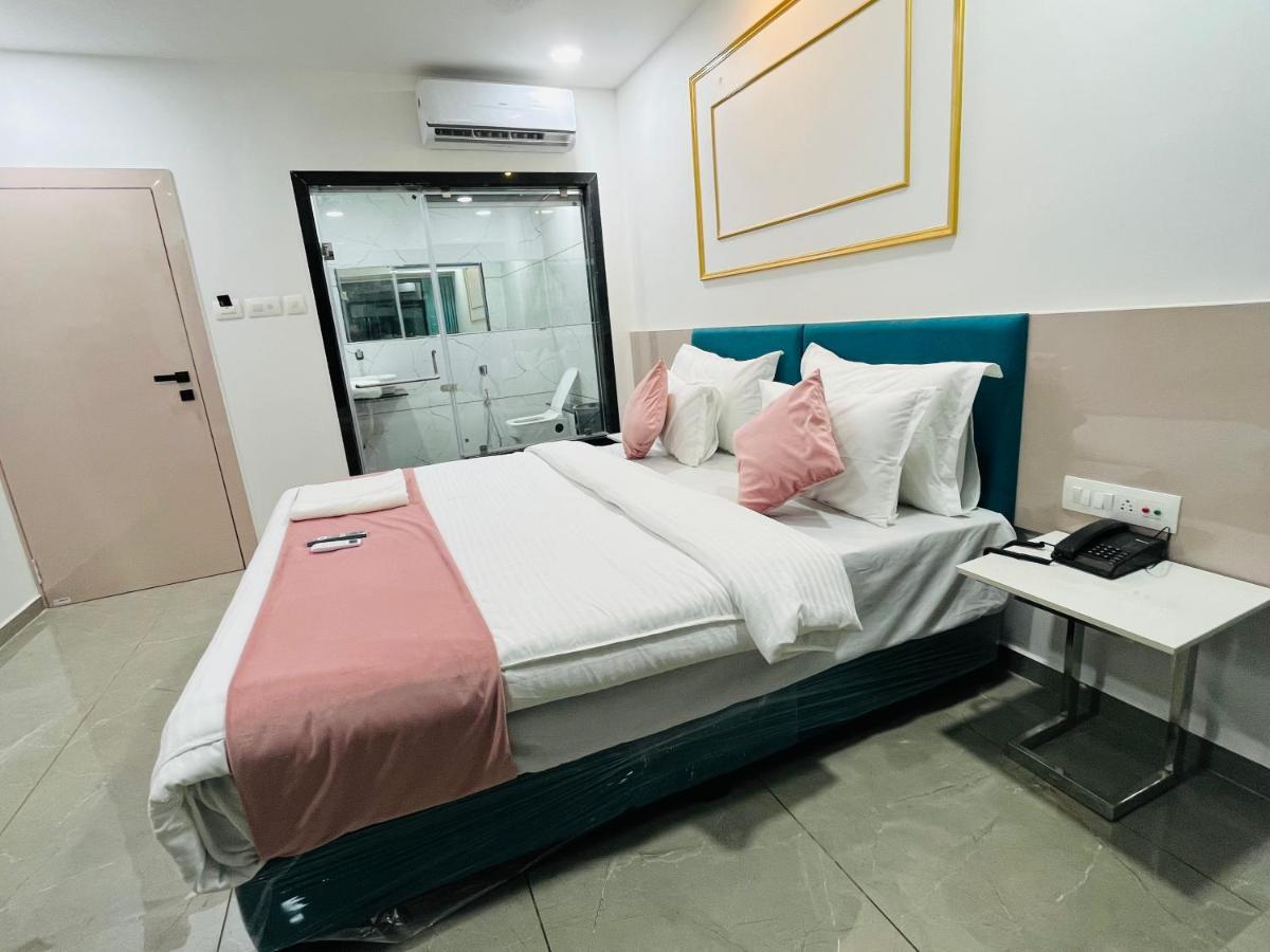 Hotel The Vital Surat Esterno foto