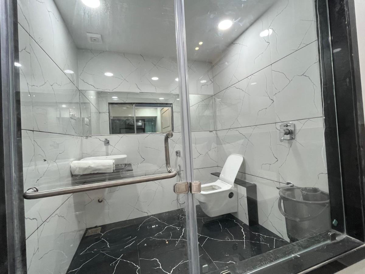 Hotel The Vital Surat Esterno foto