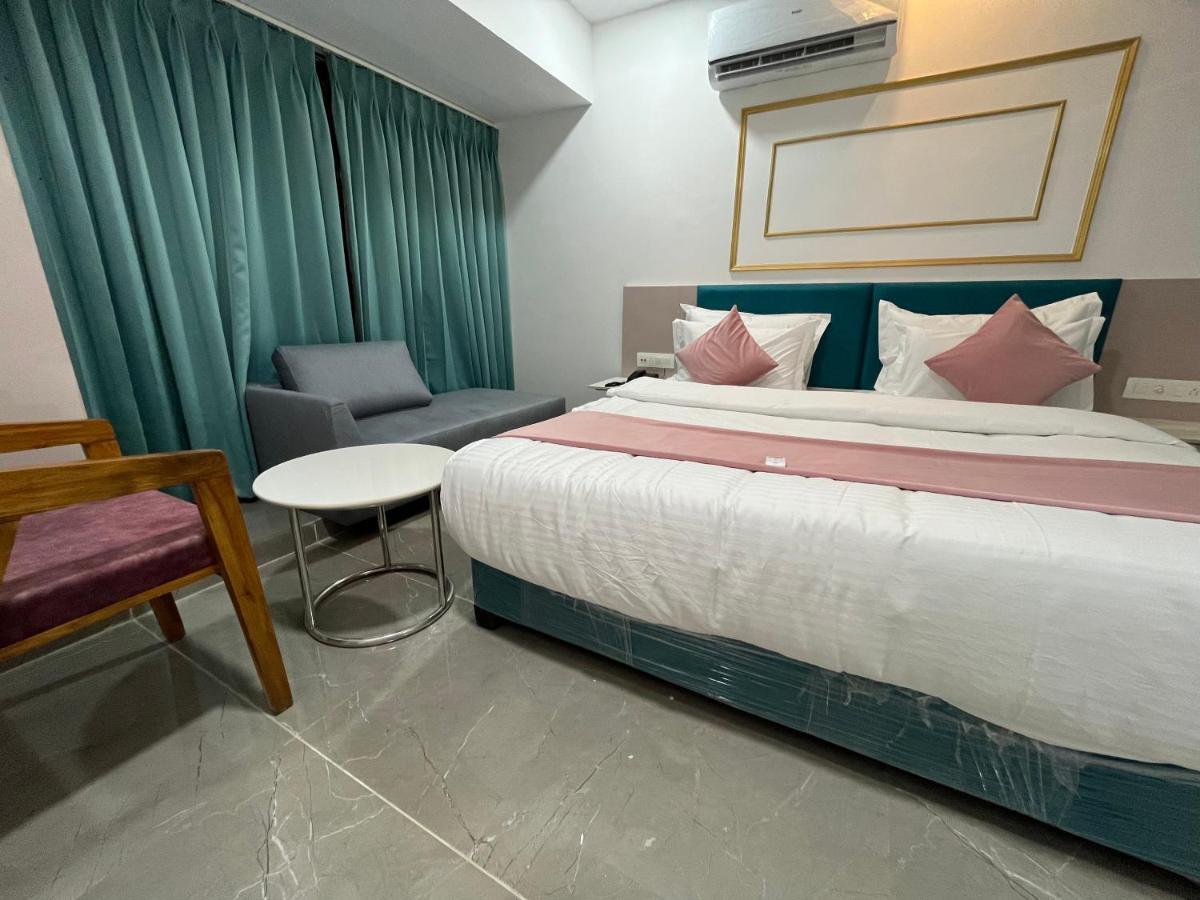 Hotel The Vital Surat Esterno foto