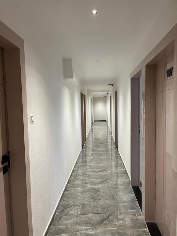 Hotel The Vital Surat Esterno foto