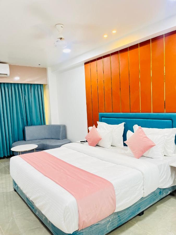 Hotel The Vital Surat Esterno foto