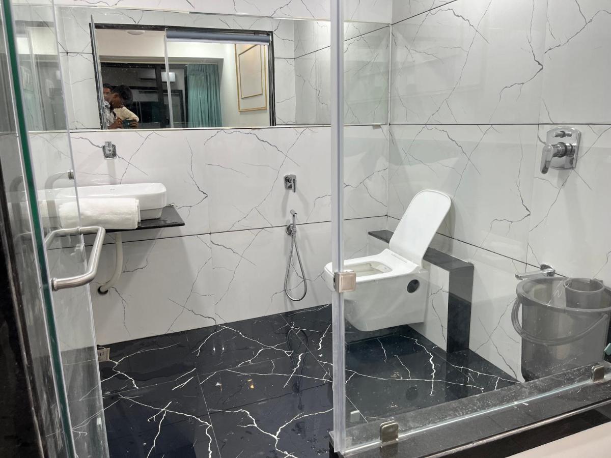 Hotel The Vital Surat Esterno foto