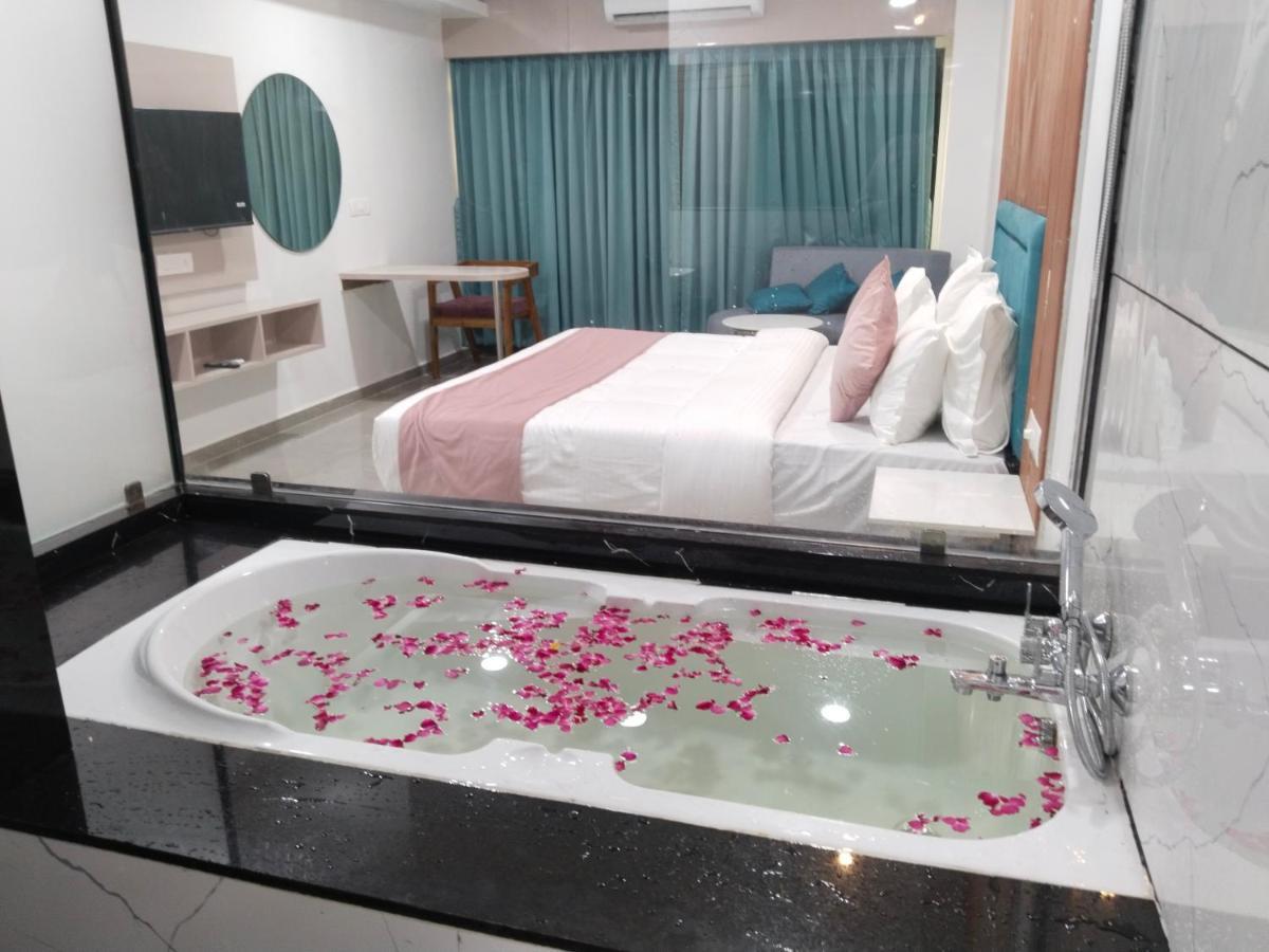 Hotel The Vital Surat Esterno foto