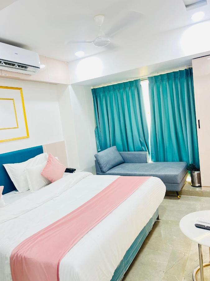 Hotel The Vital Surat Esterno foto