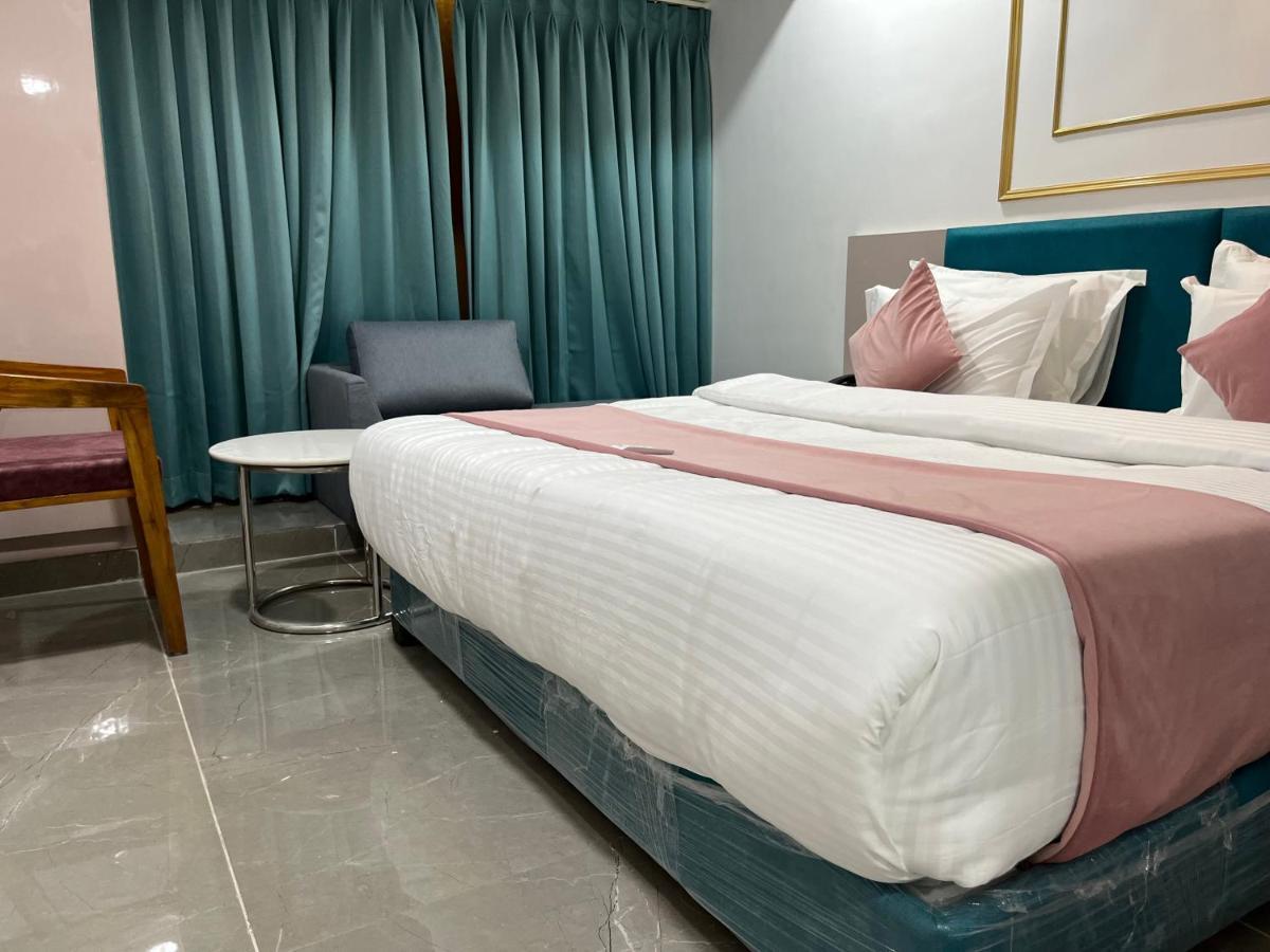 Hotel The Vital Surat Esterno foto