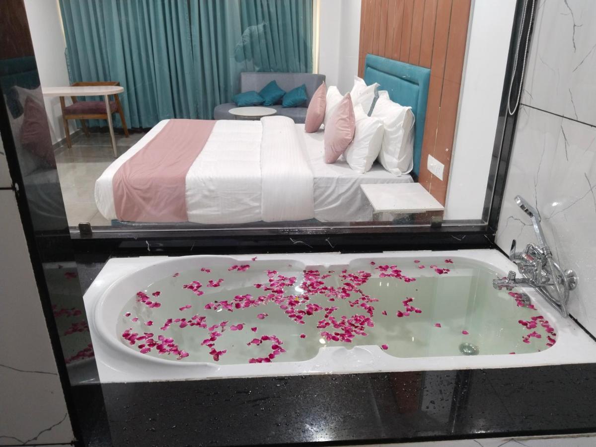 Hotel The Vital Surat Esterno foto