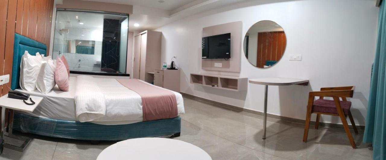 Hotel The Vital Surat Esterno foto