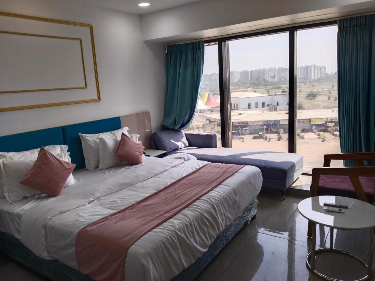 Hotel The Vital Surat Esterno foto