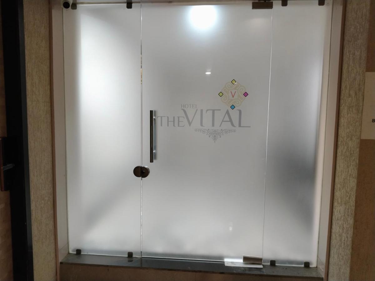 Hotel The Vital Surat Esterno foto