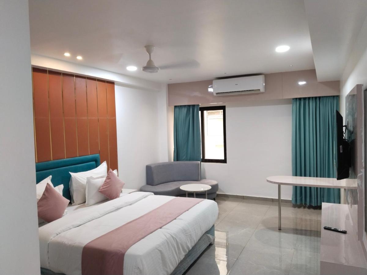 Hotel The Vital Surat Esterno foto