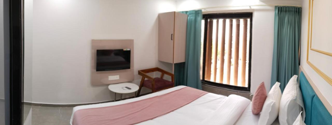 Hotel The Vital Surat Esterno foto