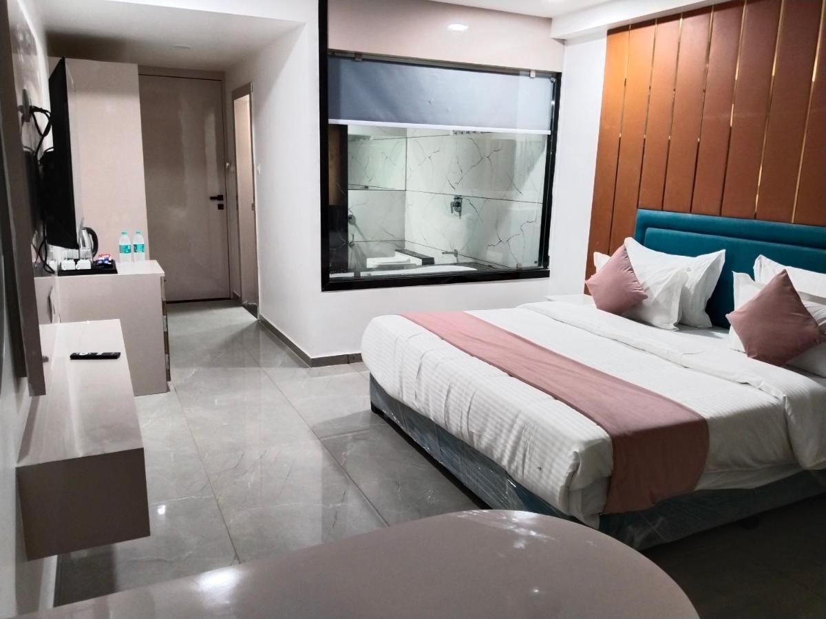 Hotel The Vital Surat Esterno foto